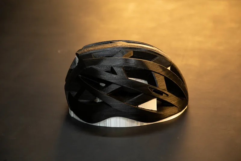 Detailaufnahme der Belüftungsöffnungen eines Fahrradhelms, die für optimalen Komfort sorgen.