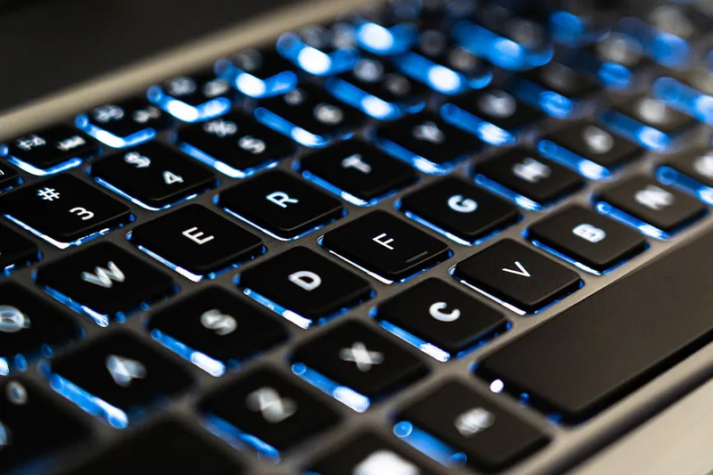 Nahaufnahme einer Laptop-Tastatur und des Touchpads, die Verarbeitungsdetails der Eingabeeinheit zeigend.