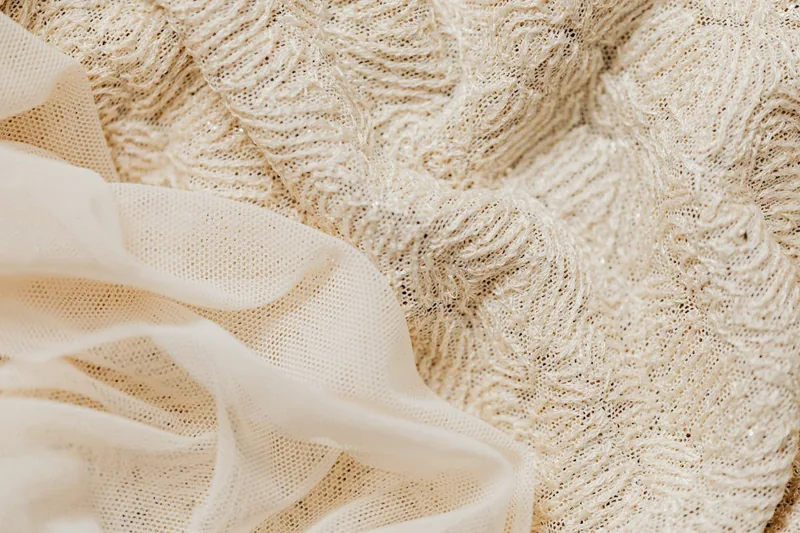 Detailaufnahme der texturierten Oberfläche eines Achselpads, die seine Saugfähigkeit zeigt.