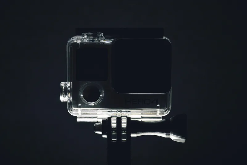 Detailansicht einer wasserdichten Action-Cam mit robuster Oberfläche und Verschlussmechanismus.
