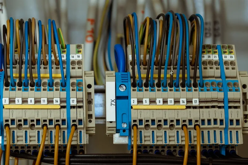 Übersicht eines organisierten Arbeitsplatzes in einem Elektrolabor mit ordentlich verdrahteten Komponenten.