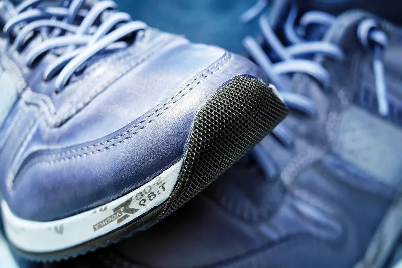 Ein einzelner, moderner Laufschuh als Sportausrüstung, bereit für neue Bestzeiten auf der Strecke.