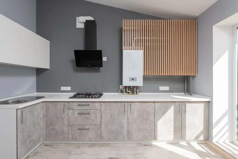 Eine freistehende, moderne Dunstabzugshaube als zentrales Küchengerät in zeitgemäßem Design.