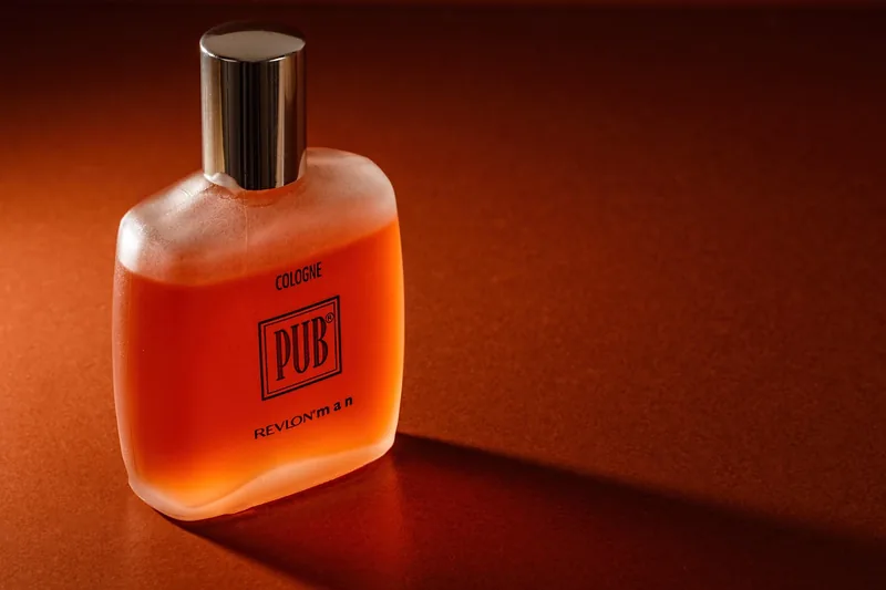 Nahaufnahme einer eleganten Aftershave-Flasche, sauber und klar präsentiert.