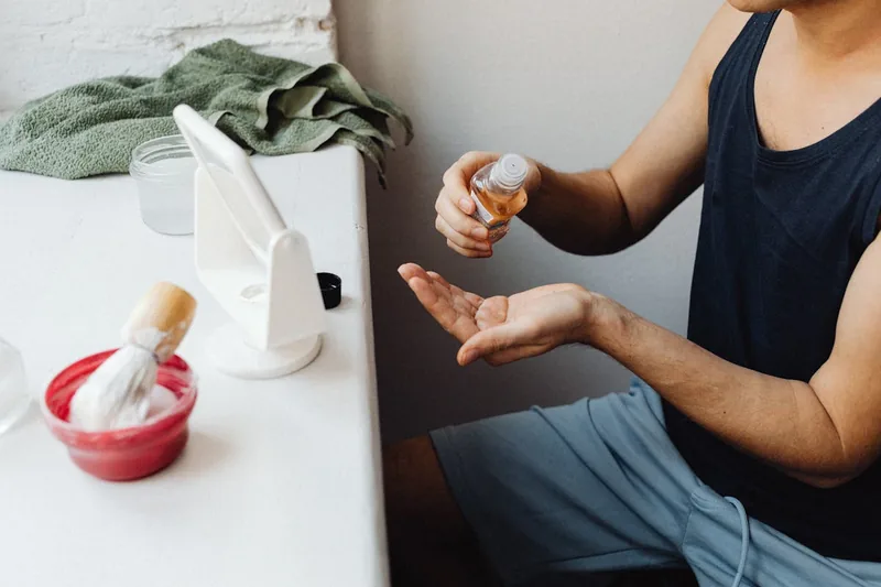 Männerpflege-Utensilien im Badezimmer, Aftershave als Teil der Routine.