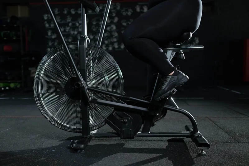 Ein modernes Air Bike als Fitnessgerät für effektives Ganzkörpertraining von vorne.