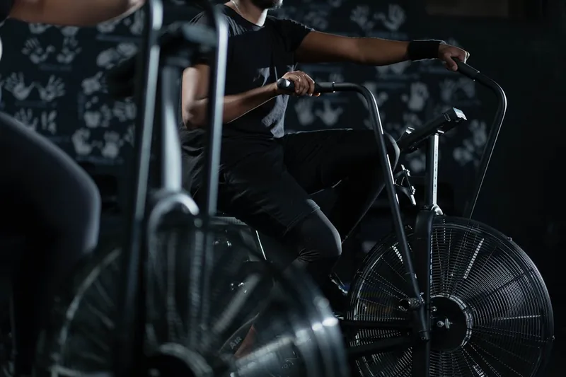 Nahaufnahme des Displays eines Air Bikes, das Trainingsdaten und Fortschritt anzeigt.