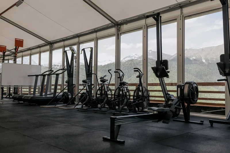 Ein Air Bike in einem modernen Home Gym, bereit für das tägliche Konditions- und Ausdauertraining.