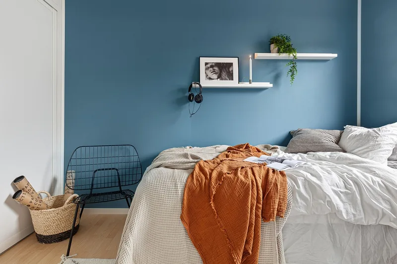 Eine hochwertige, elegant gefaltete Alpaka-Decke in natürlichem Farbton auf neutralem Studiohintergrund.