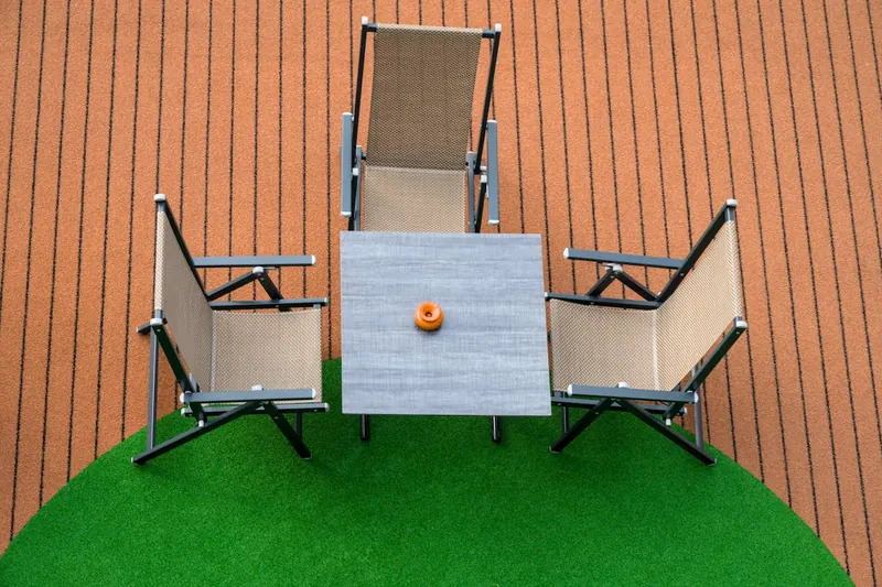 Moderner Aluminium Gartenstuhl als Produktfoto für den Vergleich