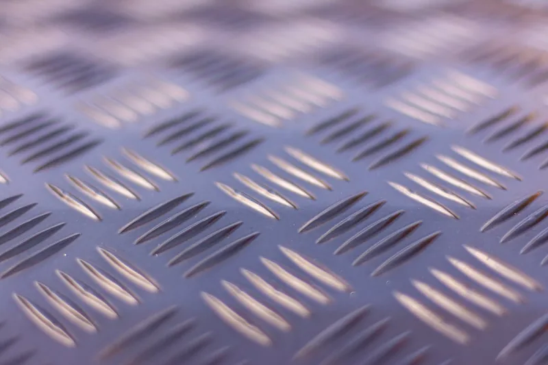 Nahaufnahme der Aluminiumoberfläche eines Gartentisches