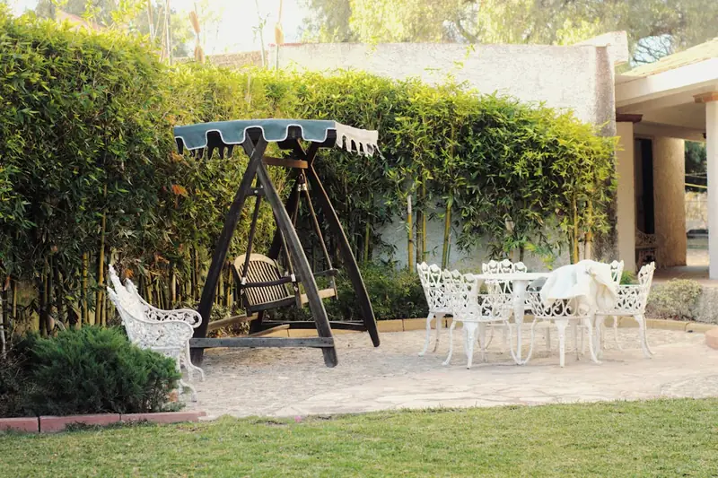 Idyllische Gartenszene mit stilvollen Outdoor-Möbeln im Abendlicht