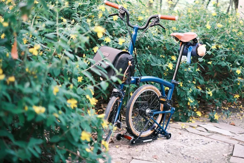 Ein hochwertiges Alu Klapprad in kompakter, zusammengeklappter Form, bereit für den Transport.
