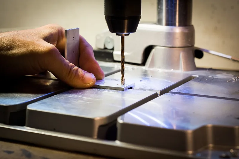 Aufgeräumte Werkstatt mit fertigen DIY-Projekten, bei denen Alu-Winkel verbaut wurden. Stolz auf das Ergebnis.