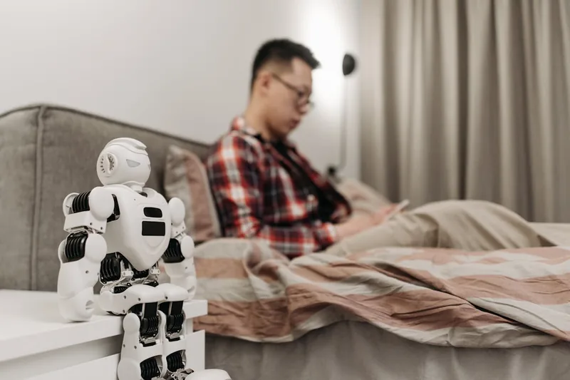 Ein modernes Wohnzimmer mit smarten Geräten, das ein vernetztes Zuhause zeigt.