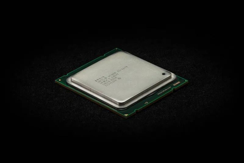 Eine detaillierte Aufnahme eines modernen Server-Prozessors, der die Leistungsfähigkeit von AMD EPYC Prozessoren symbolisiert.