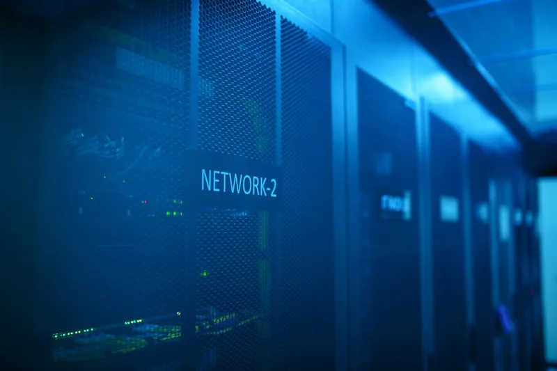 Beleuchteter Server-Rack im Rechenzentrum, der die praktische Anwendung von AMD EPYC Prozessoren verdeutlicht.