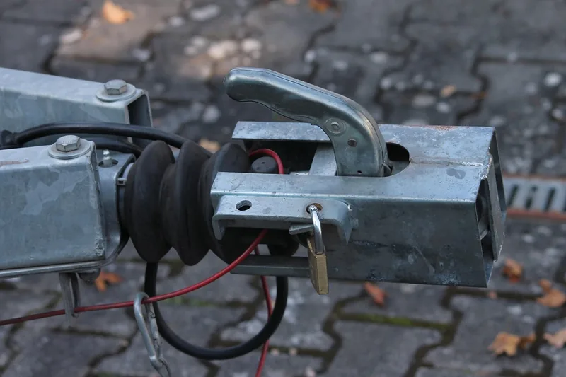 Detailansicht der präzisen Steckerkontakte eines Anhänger Adapters, zeigt witterungsbeständiges Material und Verarbeitung.