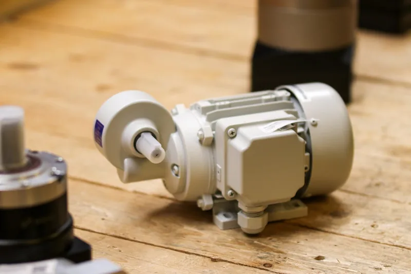 Saubere Werkstatt mit verschiedenen Elektrowerkzeugen und einem Motor, der möglicherweise einen Anlaufkondensator nutzt.