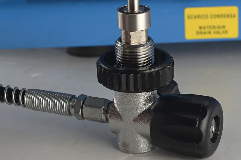 Nahaufnahme des Aquastop-Ventils und des robusten Materials eines Schutzschlauchs.