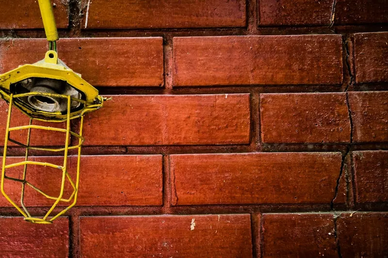 Robuste, kompakte Arbeitsleuchte auf neutralem Hintergrund, perfekt für jede Baustelle.