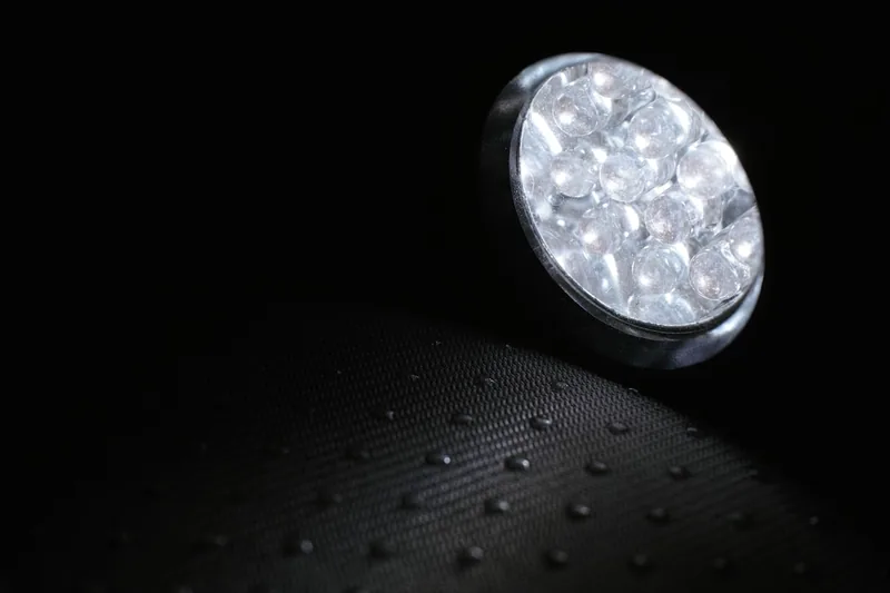 Detailaufnahme der hellen LED-Panele und des stoßfesten Gehäuses einer modernen Arbeitsleuchte.