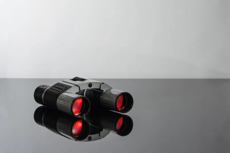Hochwertiges Astro-Fernglas in der Produktfotografie, elegant und fokussiert dargestellt.