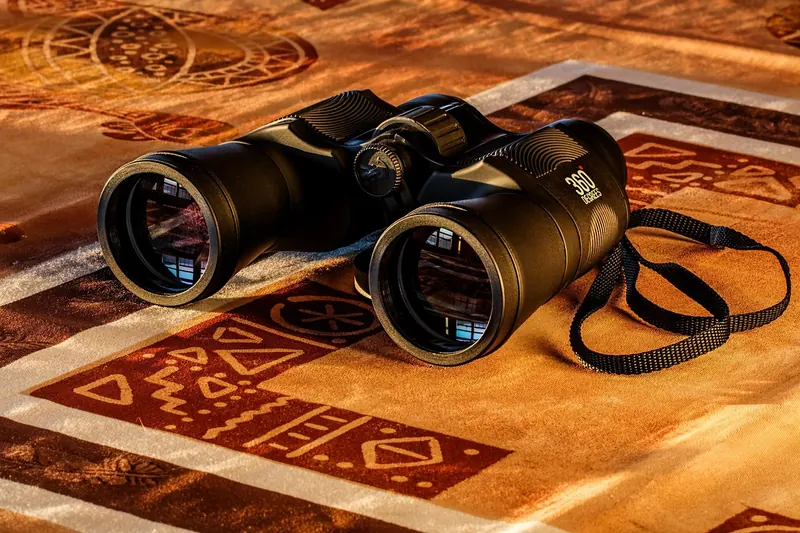 Nahaufnahme der robusten, wetterfesten Gummierung eines Astro-Fernglases, schützend und griffig.