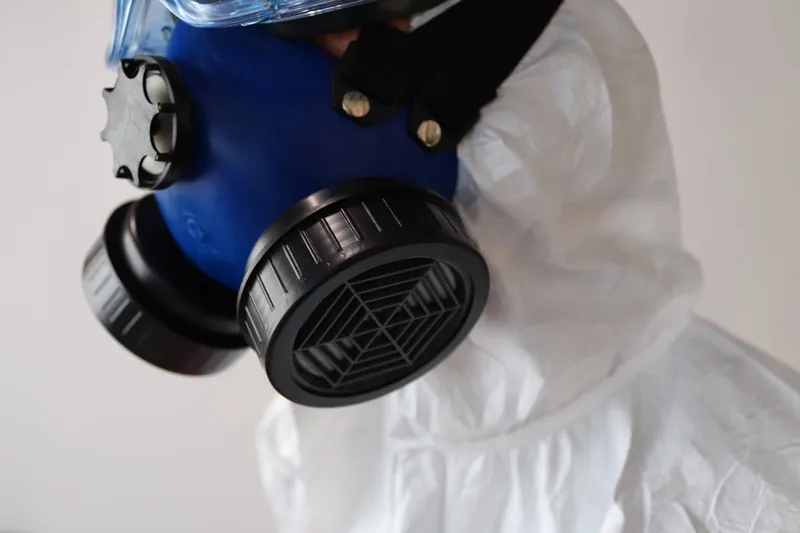 Eine moderne Profi Atemschutzmaske in Nahaufnahme präsentiert, ideal für umfassenden Schutz.