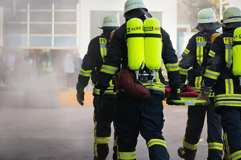 Gesamtaufnahme einer sicheren Arbeitsumgebung mit Werkzeugen, die auf Schutzmaßnahmen hinweisen.