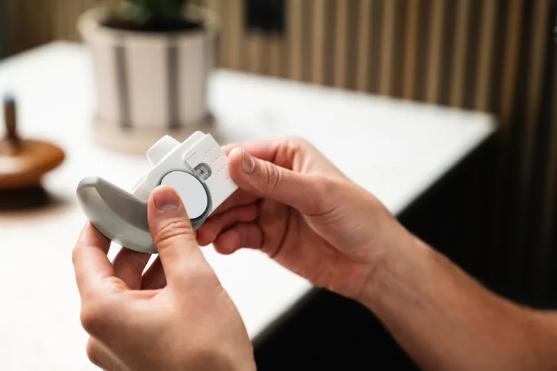 Nahaufnahme des Mundstücks eines Atemtherapiegeräts, das die hygienische und ergonomische Gestaltung zeigt.