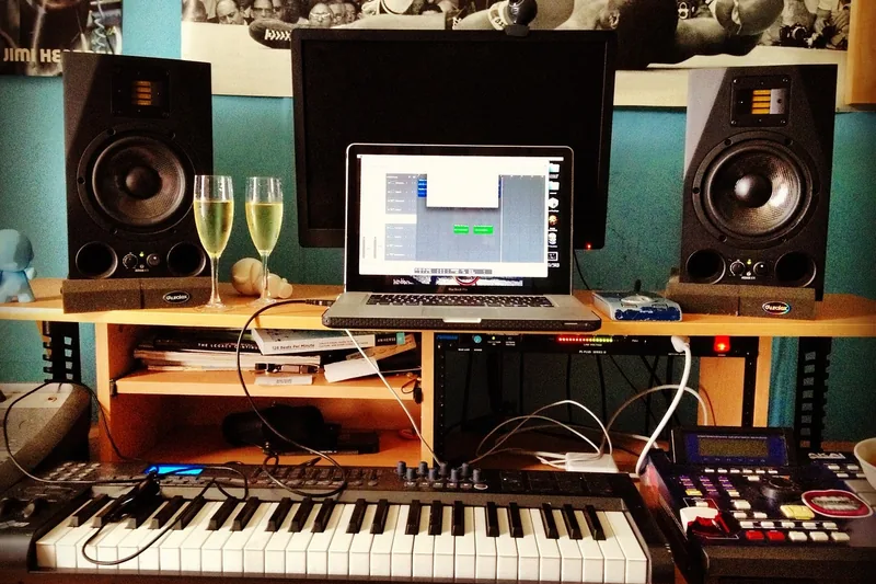Eine Person bedient ein Audio-Interface zur Musikaufnahme in einem Heimstudio.