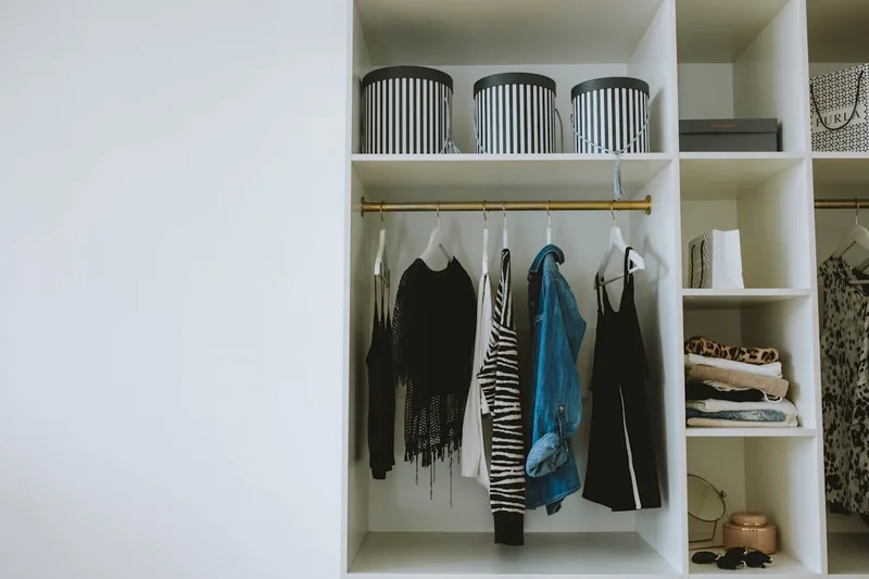Nahaufnahme der Holzmaserung einer eleganten Aufbewahrungsbox mit feiner Oberflächenstruktur.