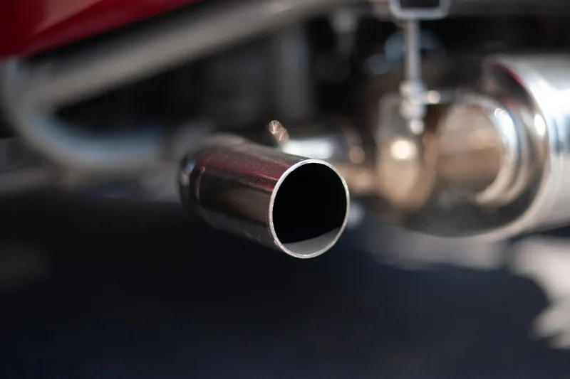 Glänzende, mit Auspufflack behandelte Auspuffanlage an einem Auto, das Ergebnis einer guten Pflege.
