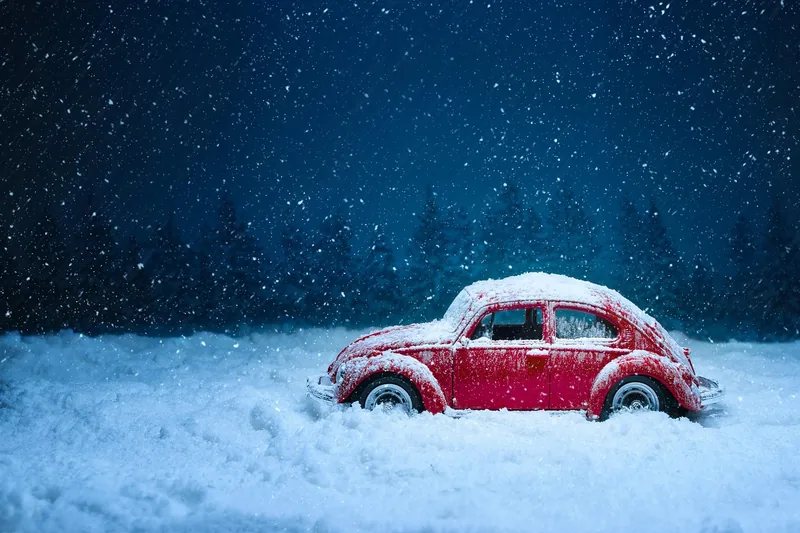Klar freie Autoscheiben im verschneiten Hintergrund