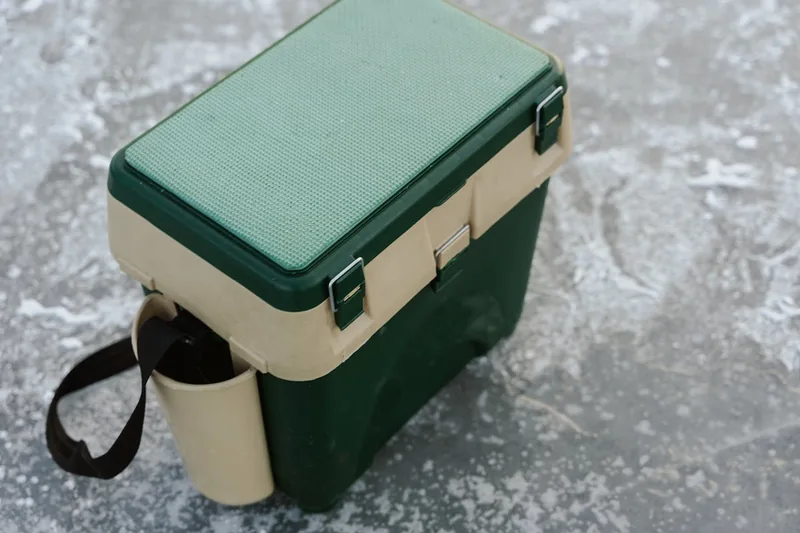 Detailaufnahme des Deckels einer Auto Kühlbox mit Verriegelung und robustem Griff.