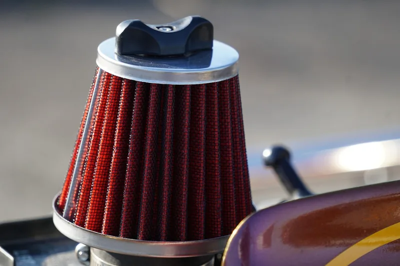 Ein brandneuer, sauberer Auto Luftfilter in Nahaufnahme, bereit für den Einbau ins Fahrzeug.