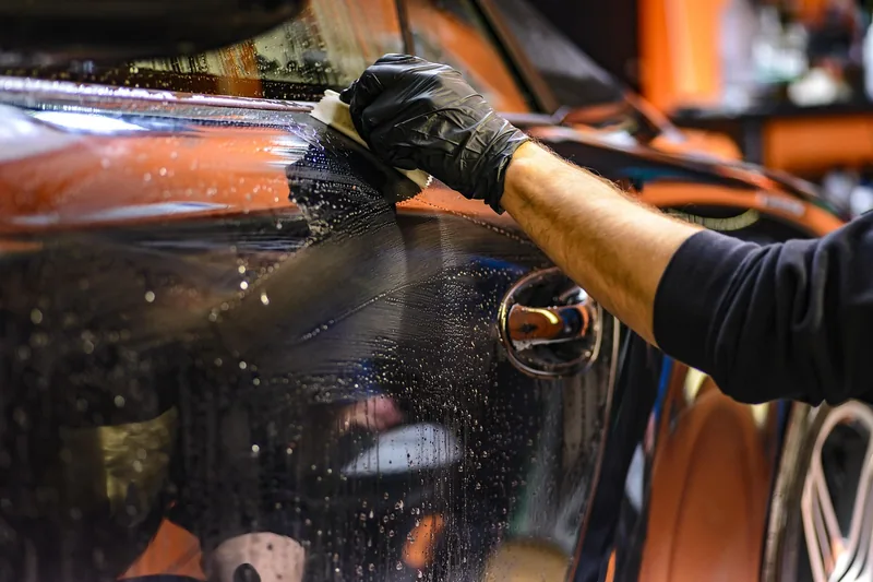 Nahaufnahme des weichen Mikrofasermaterials eines Auto-Waschhandschuhs für sanfte Reinigung.