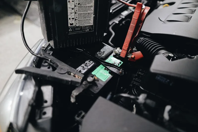Eine brandneue Autobatterie, makellos und leistungsstark, bereit für den Einbau im Fahrzeug.
