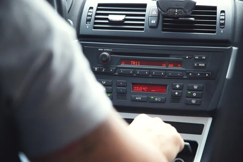 Hochwertiges modernes Autoradio mit großem Display und intuitiver Benutzeroberfläche.