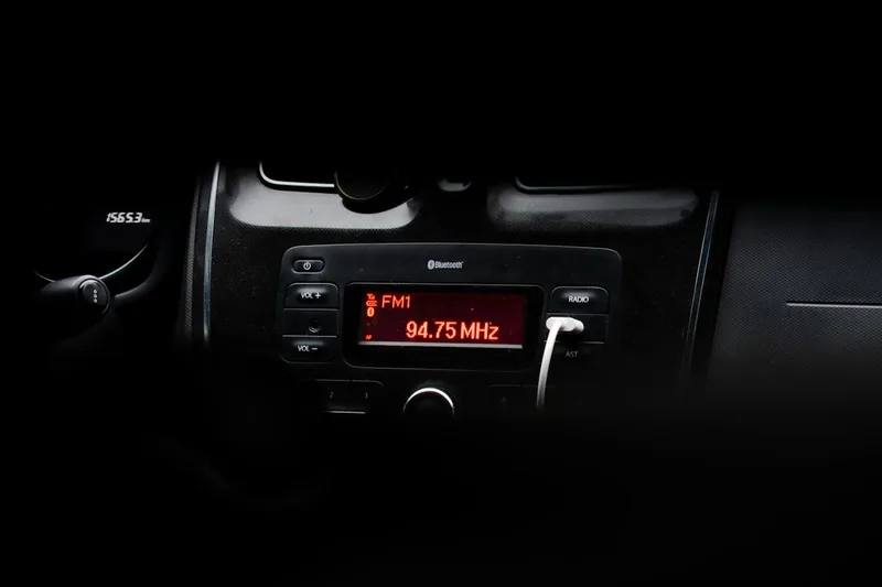 Gemütliche Auto-Innenausstattung mit stimmungsvoller Beleuchtung, die guten Klang vermittelt.
