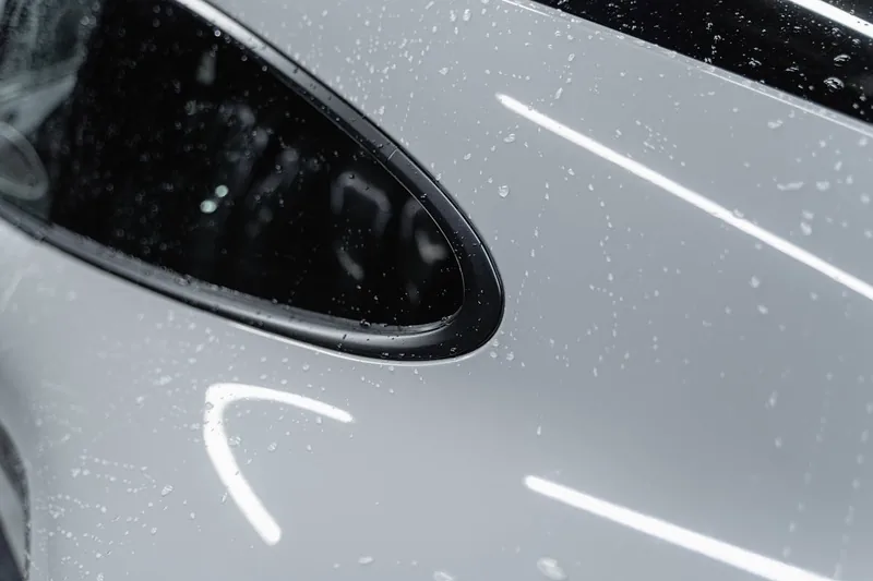 Ein frisch poliertes Auto mit strahlendem Glanz spiegelt die Umgebung, Ergebnis der Autoshampoo-Pflege.