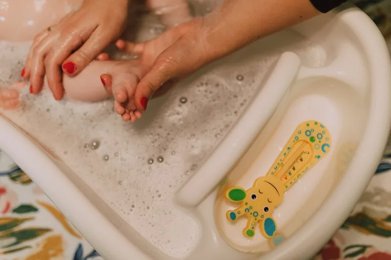 Hochwertiger Baby Badewannensitz freigestellt auf weißem Hintergrund, sicher und ergonomisch.