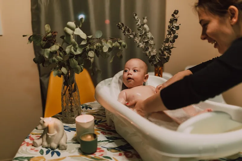 Entspannte Badezimmeratmosphäre mit Baby-Badezubehör, symbolisiert stressfreies Baden für Eltern.