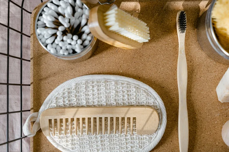 Detailaufnahme einer Babyhaarbürste aus weichen Naturborsten und einem Kamm.