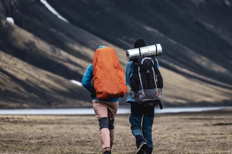 Hochwertiger Ultraleicht-Backpacking-Rucksack als Produktfoto auf neutralem Hintergrund, Vorderansicht.