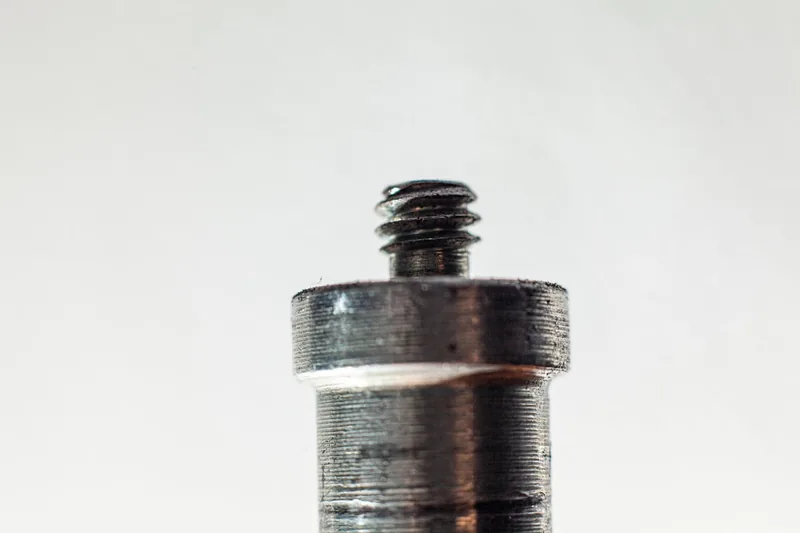 Nahaufnahme des Nadelaufsatzes einer Ballpumpe, aus Metall, der für präzises Aufpumpen sorgt.