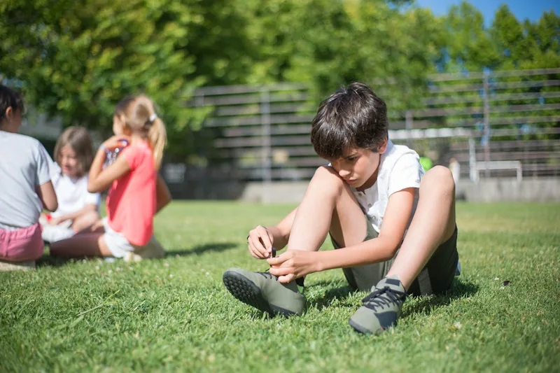 Ein Paar bunte Kinder-Barfußschuhe, sauber und detailliert auf hellem Hintergrund präsentiert.