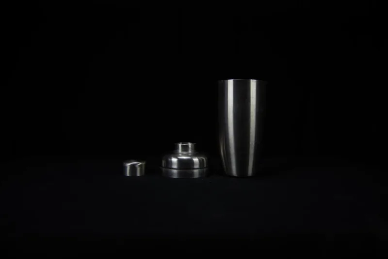 Nahaufnahme der gebürsteten Edelstahloberfläche eines Cocktailshakers, Details der Verarbeitung.
