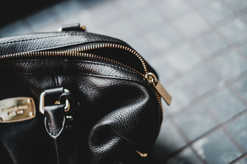 Nahaufnahme des robusten Reißverschlusses und der Stofftextur einer hochwertigen Bauchtasche.